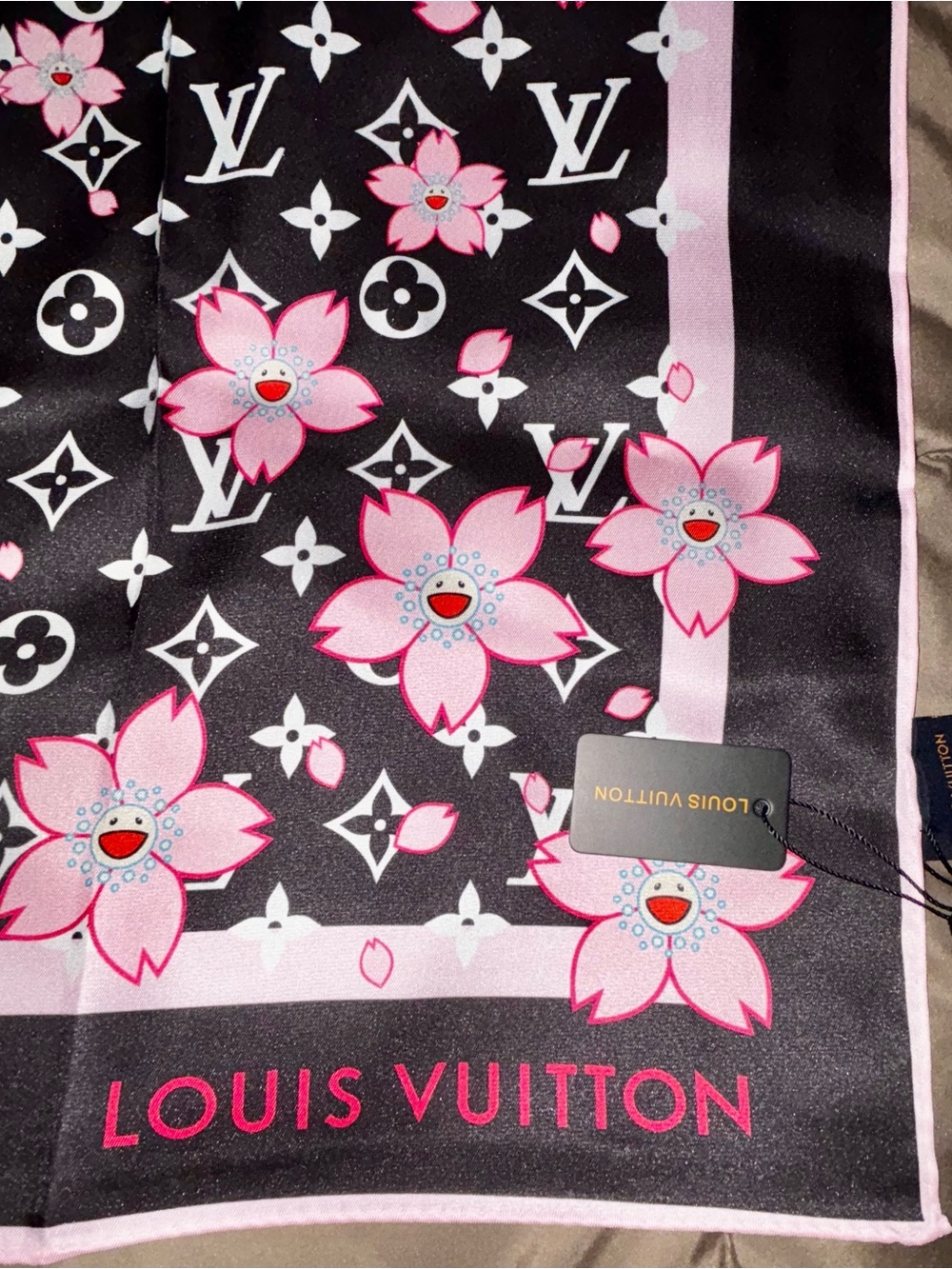100% Silk Louis Vuitton Black & Pink Monogram Sakura Silk Scarf - Picture 4 of 7